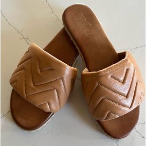 Comfy Coach slides in great condition.